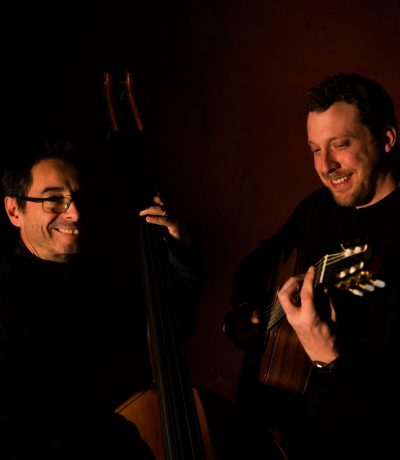 Adrien Moignard (guitare) et Diego Imbert (contrebasse)